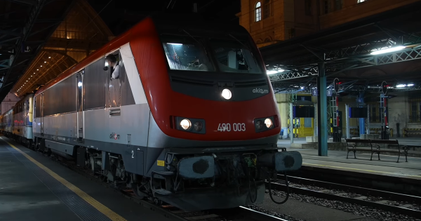 Mecsek hegységén a vasútvonalon egy Alstom Astride villanymozdony gördül, büszkén húzva maga után az InterCity vonatot. Az elegáns gép a modern technológia megtestesítője, miközben a festői tájban szeli át a vidéket. A vonat sebessége és dinamizmusa lenyű