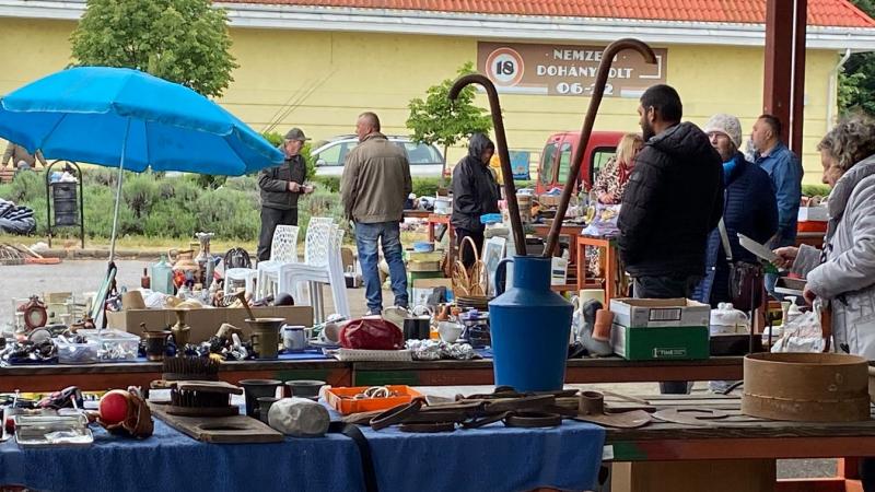 Vasárnap egy varázslatos felfedezés részesei lehettünk a nyíregyházi régiségpiacon, ahol lenyűgöző kincsekre bukkantunk! A piacon található különleges tárgyak valóban ámulatba ejtettek minket. Ne hagyd ki a fotókat és videókat, amelyek bemutatják ezeket a