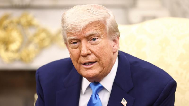 Donald Trump bejelentette, hogy nagyszabású fogolycserére készül, amely jelentős hatással lehet a politikai helyzetre.