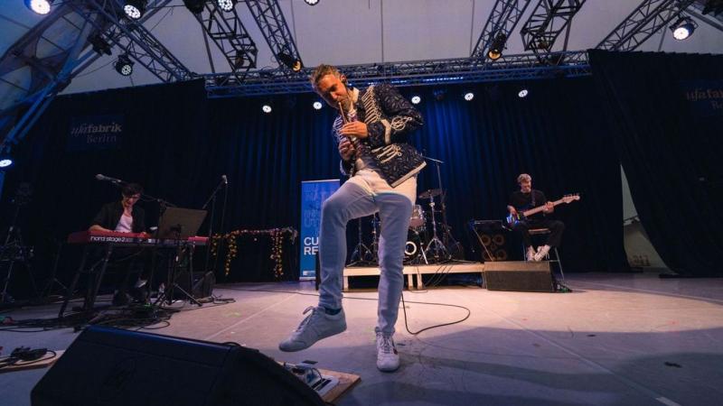 A Kerekes Band Csángó Boogie-ja fergeteges sikert aratott Berlinben, elragadva a közönséget egyedi hangzásával és magával ragadó ritmusával.