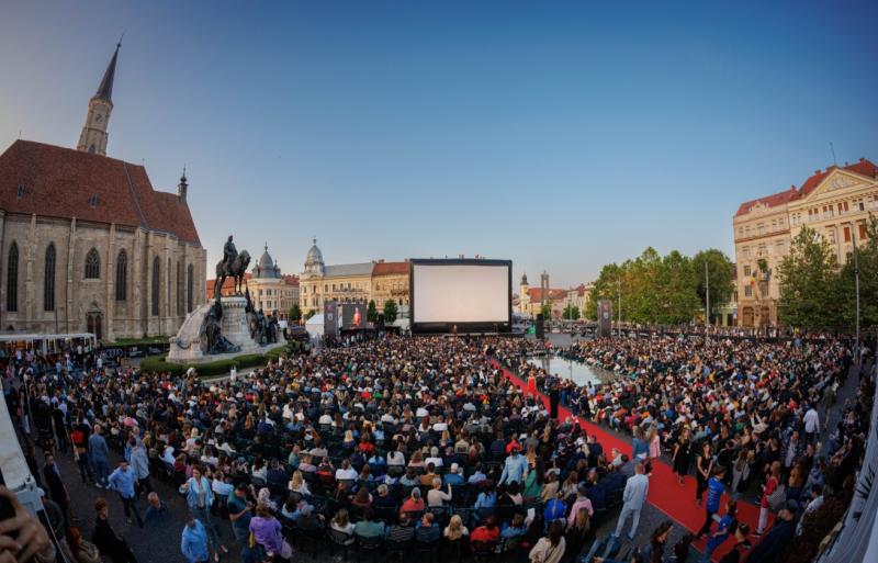 A TIFF-megnyitón a Piersic-poénörvény szellemében egy órányi nevetés várta a közönséget. A rendezvény során a legendás színész, Piersic Zoltán szellemes megjegyzéseivel és sziporkázó humorával varázsolta el a nézőket. Az est folyamán a poénok folyamatosan