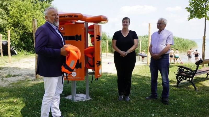 Ez forradalmasíthatja a vízbiztonságot: bemutatjuk az innovatív mentőmellény-állványt a Balaton partján!