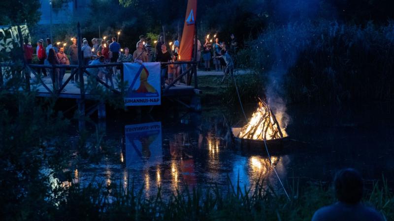 Máglyát gyújtottak a csónakázótó partján a Juhannus ünnepén (galéria + videó)