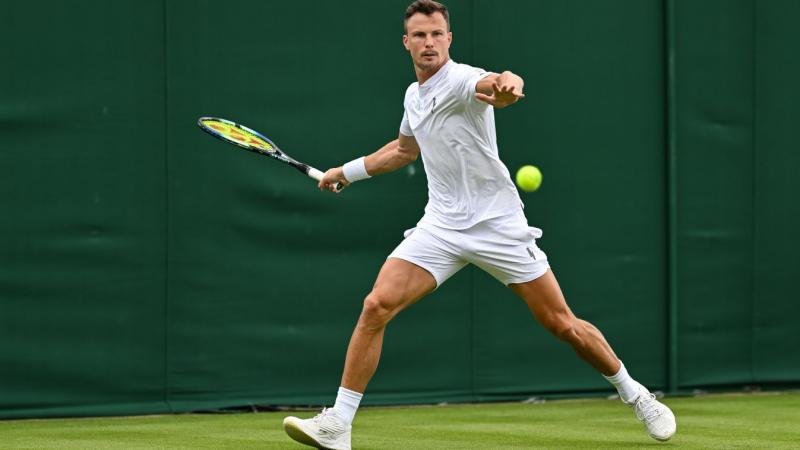Fucsovics ismét diadalmaskodott, csupán egy mérkőzés választja el a főtáblától Wimbledonban.