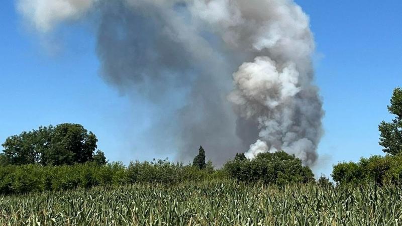 Súlyos a helyzet Mikénél: két hektáron lángra kapott a gabonatáblája, és a tűz már az erdő határát is súrolja.