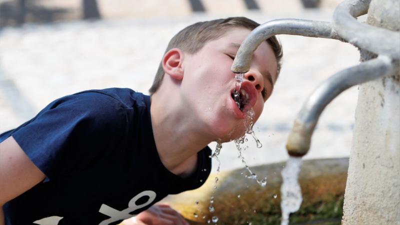 A forróság továbbra is velünk marad, hiszen a hőségriasztást meghosszabbították. A hőség nemcsak a levegő hőmérsékletét emeli meg, hanem a hangulatunkat is felforrósítja. Érdemes tehát felkészülnünk a következő napok hőségére!