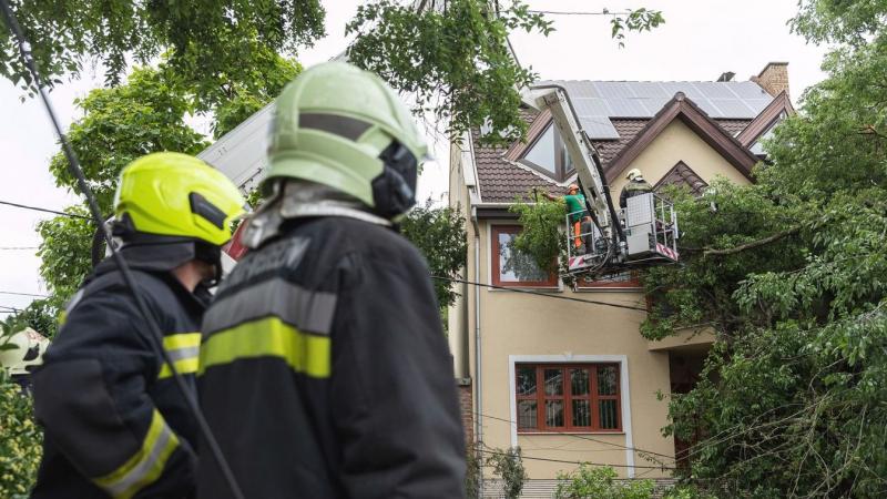 A debreceni városvezetés is aktívan támogatja a vihar által sújtott lakosokat.