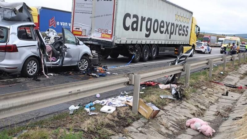 Négy élet veszett el az autópályán, az eseményről készült szívszorító felvétel pedig a motoros rendőr szeme előtt zajlott le.