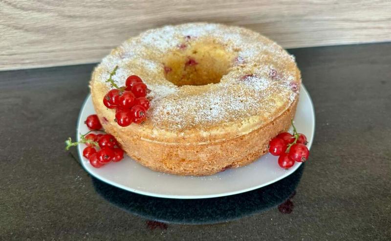 Íme egy egyedi recept a túrókuglófhoz ribizlivel, amely különleges ízekkel és textúrákkal gazdagítja az édességet!

**Hozzávalók:**

- 250 g túró
- 150 g cukor
- 3 tojás
- 100 ml tej
- 100 ml olaj
- 200 g liszt
- 1 csomag sütőpor
- 1 csipet só
- 200 g fri