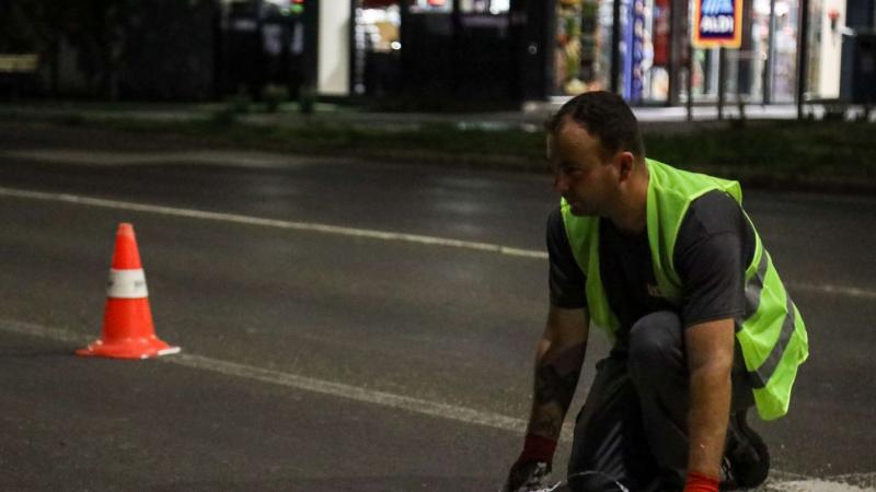 Valami izgalmas zajlik a szolnoki utcákban: felfedtük, mivel foglalatoskodnak a munkások az éjszaka sötétjében - képgaléria.