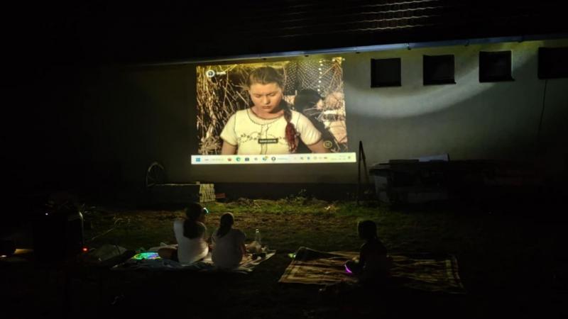 Fedezd fel a varázslatos éjszakát a kocsi múzeumban, ahol izgalmas kincskeresés vár rád! Merülj el a régi járművek világában, miközben különleges filmvetítéseken is részt vehetsz. Az éjszaka során titkos nyomokat követve, barátaiddal együtt fedezheted fel