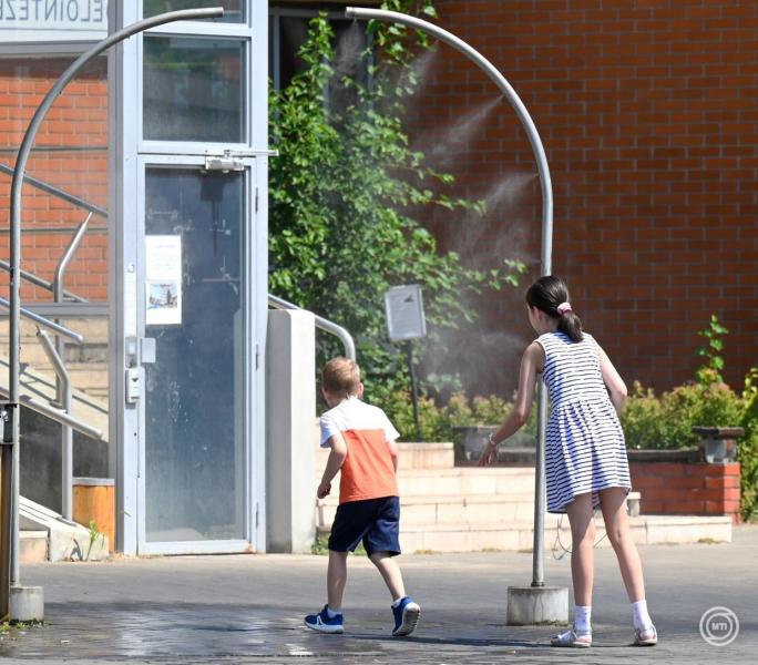 A jövő hét kezdetén ragyogó, napfényes és meleg idő vár ránk, azonban ezt követően csapadékra és egy jelentős hőmérséklet-csökkenésre is számítani lehet.