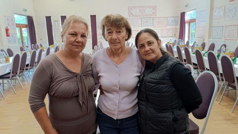 Fedezd fel a régi konyhák varázslatos atmoszféráját egy különleges kiállításon! Itt nem csupán a múlt ízei elevenednek meg, hanem a falvédőkre hímzett apró igazságok is, amelyek fillérekért mesélnek életünkről. Látogass el galériánkba, és merülj el a nosz