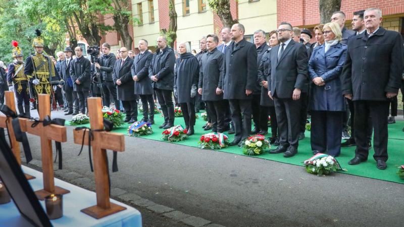 Ma van az Aradi Vértanúk emléknapja, amelynek alkalmából Miskolcon különleges megemlékezést tartottak. Az esemény során a város lakói és vezetői egyaránt tiszteletüket fejezték ki a hősök előtt, akik a szabadságért harcoltak. A rendezvényen koszorúkat hel