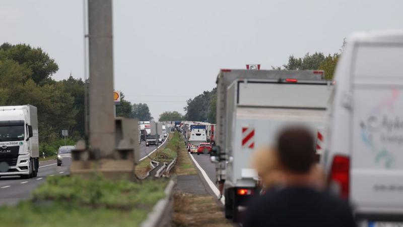 Szörnyű tragédia történt az M1-es autópályán, ahol több ember a járművek romjai közé szorult. A helyszín drámai látványt nyújt, és a mentőcsapatok már a helyszínen dolgoznak a sérültek megsegítésén.