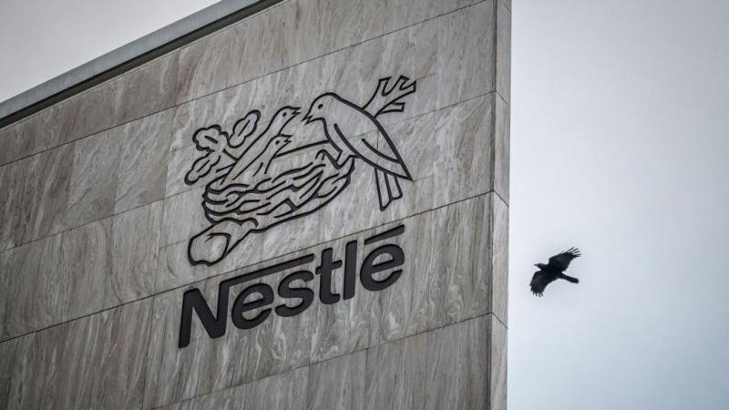 A Nestlé drámai lépésre készül, ugyanis 16 ezer munkavállalótól válnak meg a közeljövőben. A cég jelentős leépítéseket tervez, melyek komoly hatással lesznek a munkaerőpiacra.