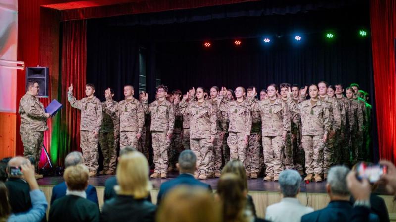 Tiszafüreden emlékezetes pillanatokat éltek át a honvéd kadétok, akik az '56-os forradalomra emlékezve tettek esküt. Az ünnepség mély tisztelettel adózott a hősök emlékének, miközben a fiatalok elkötelezettségüket és hazájuk iránti szeretetüket fejezték k