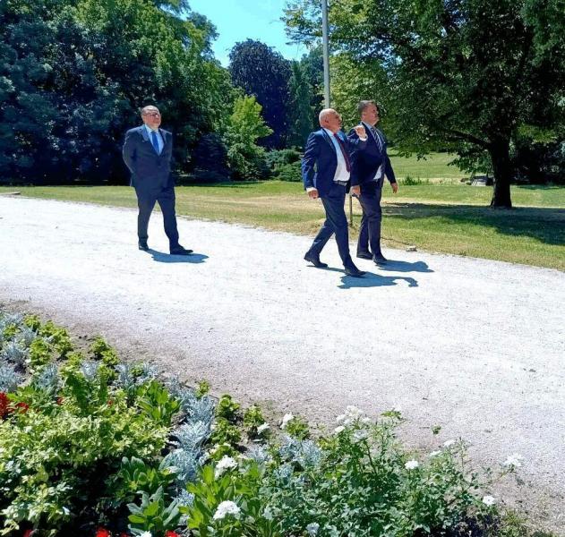 Jelenleg zajlanak a munkálatok Zselízen, az Esterházy-kastély gyönyörű parkjában.