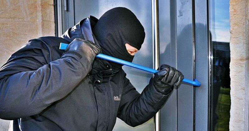 A Halottak napja nemcsak az emlékezés ideje, hanem a betörők számára is különleges időszakot jelent. A szomorú ünnep alatt sokan elhagyják otthonaikat, hogy megemlékezzenek szeretteikről, ami lehetőséget ad a bűnözőknek arra, hogy a figyelmetlenséget kiha