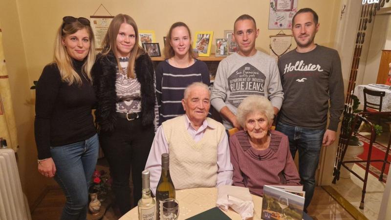 Imre bácsit 90. születésnapja alkalmából ünnepelték Csepregen, ahol barátok és családtagok gyűltek össze, hogy kifejezzék tiszteletüket és szeretetüket. Az esemény tele volt emlékekkel, vidámsággal és megható pillanatokkal, amelyek mind hozzájárultak ahho