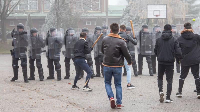 Borsodban baseball ütőkkel támadtak a rohamrendőrökre. Az eseményről készült képek és videók bemutatják a történteket.