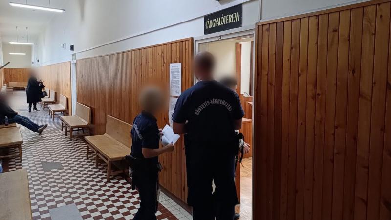 Életveszélyes testi sértés: egy feldühödött banda vascsövekkel üldözte az áldozatát, aki a jeges Tiszába menekült.