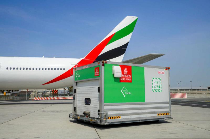 Az Emirates Cargo kiemelt figyelmet fordít a környezetvédelemre, és számos innovatív intézkedést vezetett be, hogy csökkentse ökológiai lábnyomát. A légitársaság folyamatosan törekszik a fenntartható logisztikai megoldások alkalmazására, beleértve a moder