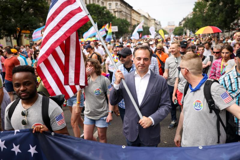 David Pressman lemond az amerikai nagyköveti tisztségről, és már körvonalazódik a lehetséges utódja. A hírek szerint számos népszerű név merült fel, akik átvehetik a vezető szerepet. A Liner.hu értesülései szerint a váltás hátterében politikai és diplomác