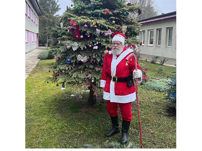 Rozsnyón él, és magyar nyelven is kommunikál a legrégebbi szlovákiai Mikulás.