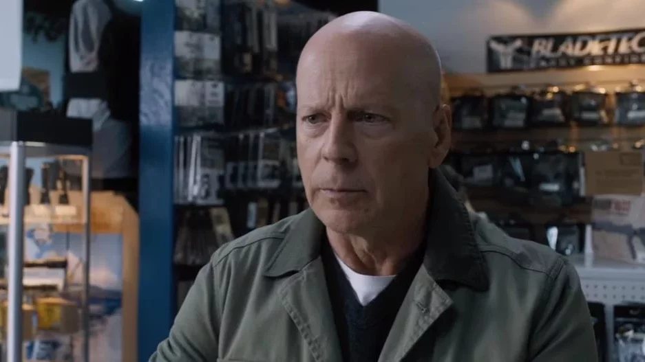 Bruce Willis utolsó filmjében elhangzó szavak különösen szívszorítóak, hiszen úgy tűnik, hogy a színész életének végéhez közeledve a szavak súlya és jelentősége még inkább felerősödik. Az ilyen pillanatokban a színészet és a valóság határvonalai elmosódna