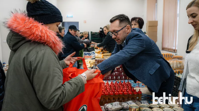 A békéscsabai önkormányzat 500 élelmiszercsomaggal nyújt támogatást a rászorulóknak, ezzel is kifejezve szolidaritását és közösségi felelősségvállalását. Az akció célja, hogy a nehéz helyzetben lévő családok számára könnyebbé tegye a mindennapi megélhetés