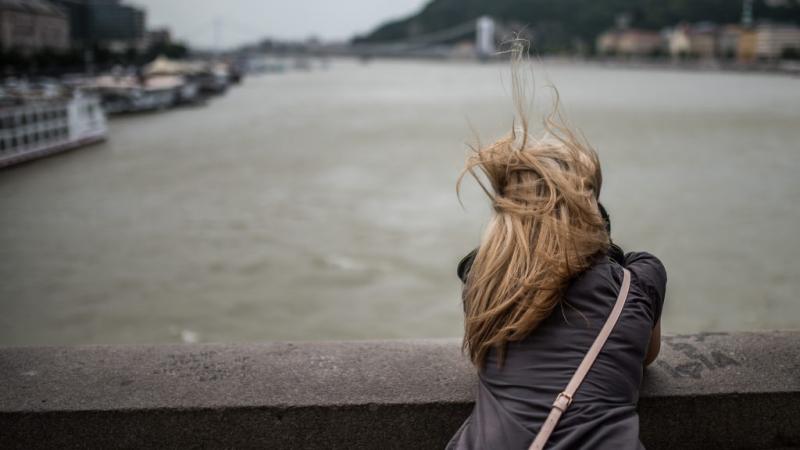 Fokozódik a szélvihar ereje, hiszen a Balaton környékén már 119 km/h sebességet is regisztráltak. A természet ereje most igazán megmutatja magát!