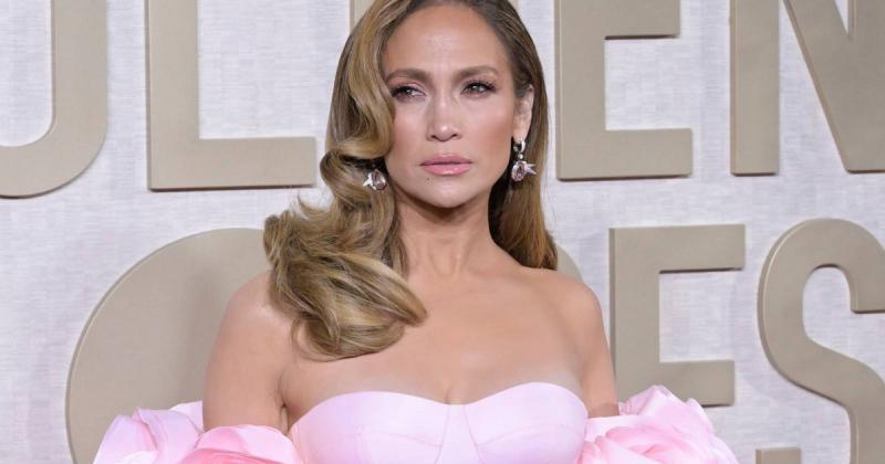 Az 55 éves Jennifer Lopez bikinis képei hatalmas szenzációt keltettek az interneten: a szettet egy különleges bundás csizmával tette igazán egyedivé.