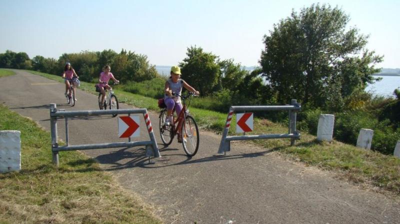 Megszámolták a kerékpárosokat a Tisza-tónál, ám ezúttal nem dőlt meg a látogatók száma, és a tó sem állított fel új rekordot.