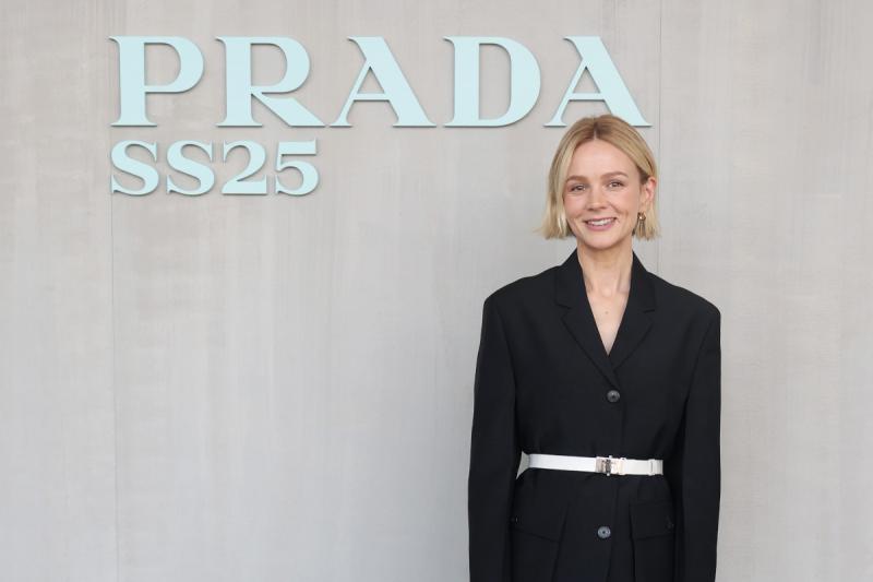 Carey Mulligan, a Nagy Gatsby lenyűgöző sztárja, annyira hitelesen megjeleníti a '70-es évek divatját, hogy szinte fel sem ismertük. A kor hangulata és eleganciája tökéletesen tükröződik a megjelenésében.