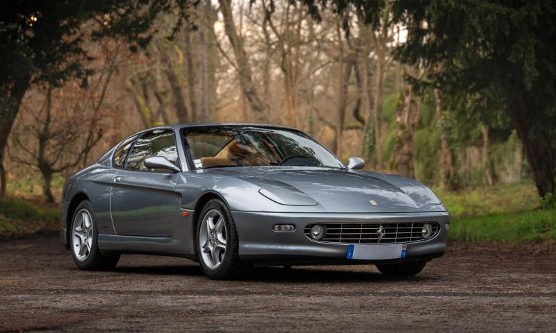 Ez a Ferrari 456M GT egy igazi időtlen túrakupé, amely eleganciájával és teljesítményével minden autórajongó szívét megdobogtatja. Különleges vonalvezetése és kifinomult részletei révén nem csupán egy jármű, hanem egy életstílus megtestesítője. Az élmény,