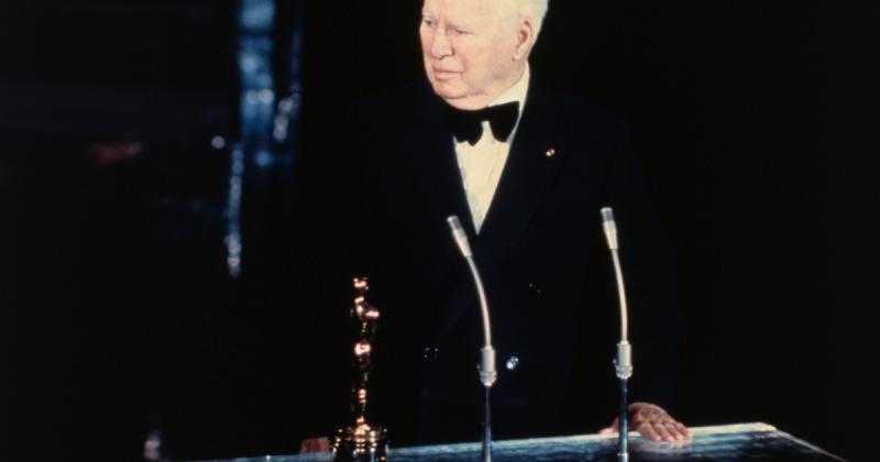 II. Erzsébet és Charlie Chaplin találkozása igazi különlegesség volt: a királynő kerekesszékben ült, amikor lovaggá ütötte a világhírű komikust. A pillanat tele volt különös varázzsal, ahogy a nevetés és a méltóság egyesült egy emlékezetes ceremónián. Cha