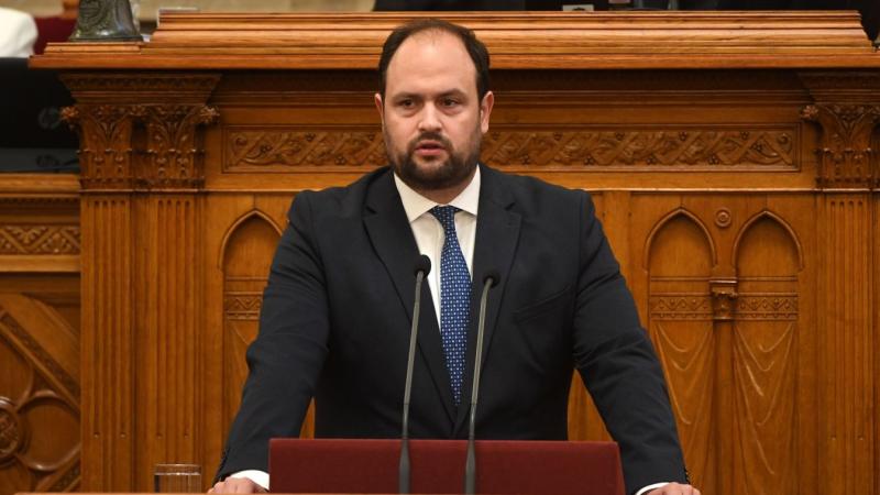 Nacsa Lőrinc: A magyar fiatalok keze alatt formálódik a nemzet jövője

A fiatal generáció kulcsszerepet játszik abban, hogy a magyar nemzet jövője milyen irányba halad. A fiatalok energiája, kreativitása és innovációs kedve elengedhetetlen ahhoz, hogy egy