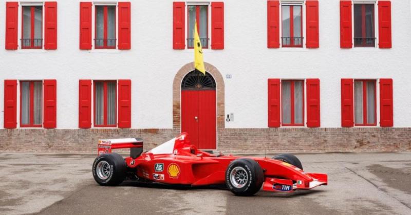 Michael Schumacher 2001-es Ferrarija elképesztő áron talált új gazdára, a vételár valóban figyelemre méltó.