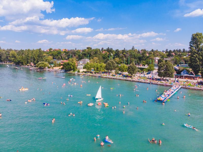 Tavalyhoz képest jelentős változásokon ment keresztül a balatoni büfé kínálata, ugyanis a választék bővült, és az árak is kedvezőbbé váltak. A DigitalHungary gazdasági rovatában olvashatunk arról, hogyan találkozik a hagyományos gasztronómia a modern igén