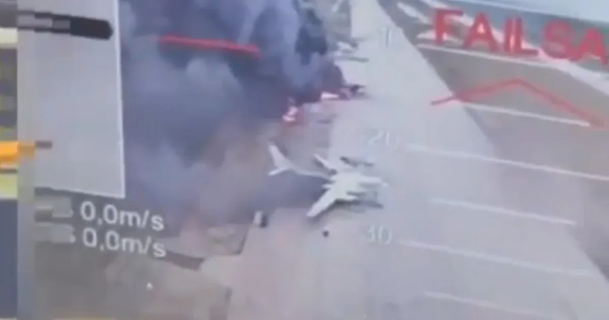 Ukrajna jelentős dróncsapást hajtott végre kulcsfontosságú orosz légitámaszpontok ellen, amelynek következtében több tucat bombázó megsemmisülhetett.