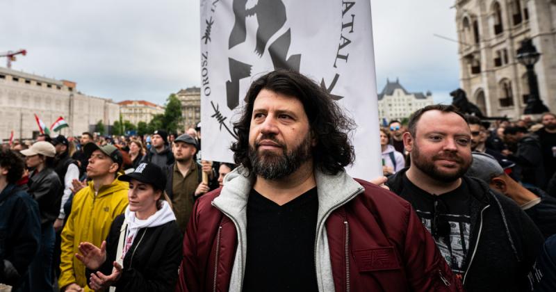 Puzsér Róbert egy különleges demonstrációt hirdet meg az Országház előtt.