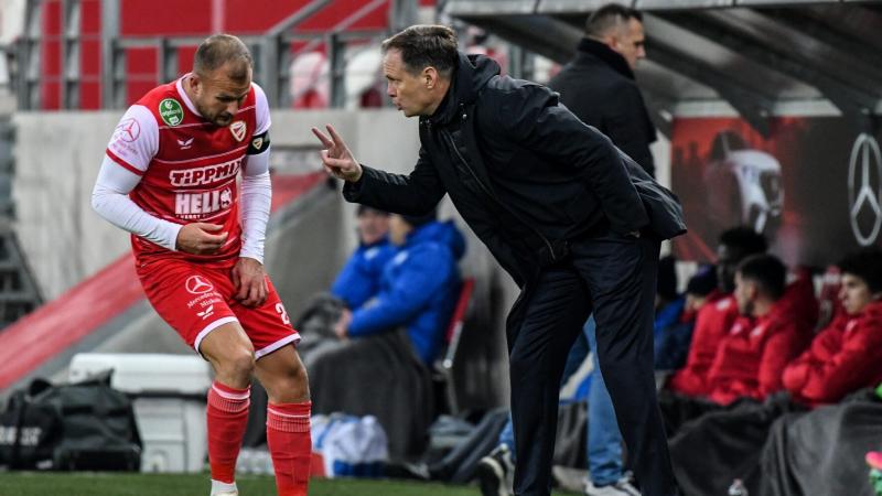 Egy korábbi NB I-es edző tárgyalásokat folytatott egy határon túli futballklubbal - számolt be róla a sajtó.