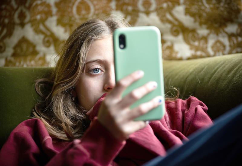 Ha a szobájában tartózkodik, vajon valóban biztonságban van? Kamaszok a digitális világban.