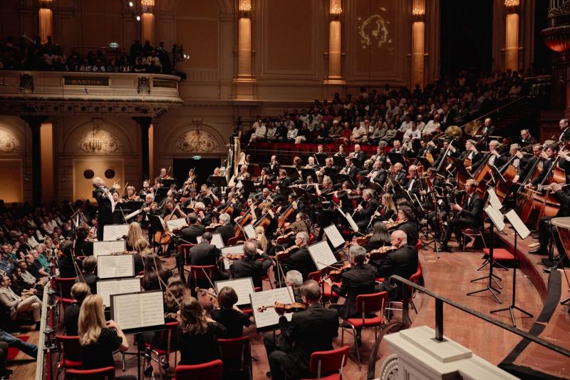Fischer Iván és a Budapesti Fesztiválzenekar újra kézbe veszi a világot Mahler varázslatos zenéjével – 2025-ös nagyszabású turnéjuk során Európa szívébe hatolnak. Helló Magyarország, itt az idő, hogy együtt ünnepeljük a zene erejét!