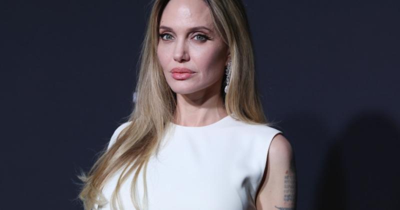 Ez a 30 ezer forintos parfüm Angelina Jolie szívéhez különösen közel áll: az édesanyja iránti szeretete miatt lett nagy rajongója ennek a különleges illatnak.