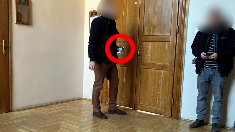 Portik Tamás fiának börtönbüntetéssel kell szembenéznie, miután kávéval leöntötte apja ügyében eljáró bírót.