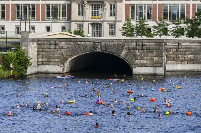 Berlinben különleges tüntetést rendeztek: a résztvevők úszva fejezték ki véleményüket, hogy újra lehetővé váljon a fürdés a Spree folyóban.