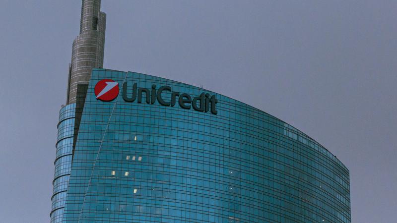 Brüsszel zöld lámpát adhat az UniCredit számára, hogy megszerezze versenytársát, amennyiben a bank kétszáz fiókját értékesíti.