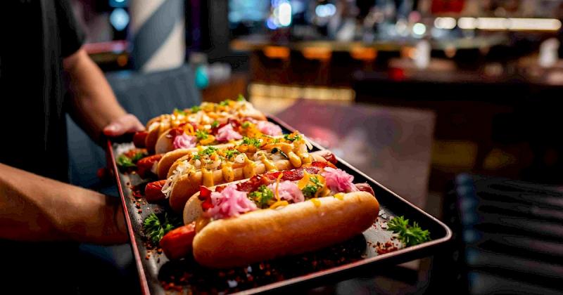 Készítsünk otthon egyedi hot dog kiflit – íme a recept! 

Az otthoni hot dog kifli elkészítése nemcsak szórakoztató, hanem ízletes élmény is. Ideje, hogy saját kezűleg varázsoljunk egy különleges változatot a klasszikusra!

**Hozzávalók:**
- 500 g finomli